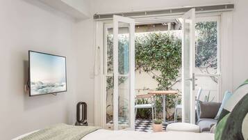 Desk, iron/ironing board, WiFi, bed sheets