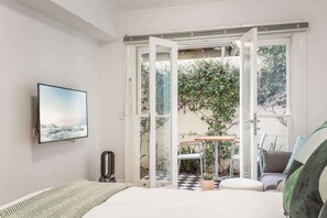 Desk, iron/ironing board, WiFi, bed sheets