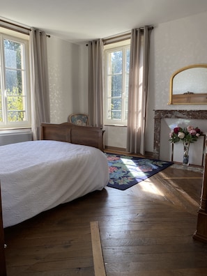5 bedrooms, iron/ironing board, travel crib, free WiFi