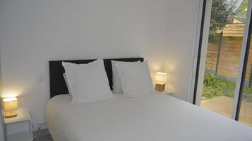 4 chambres, bureau, fer et planche Ă repasser, lit parapluie