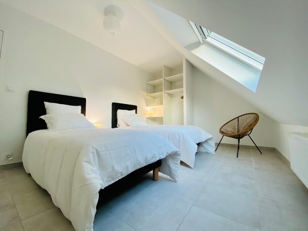 4 chambres, bureau, fer et planche à repasser, lit parapluie