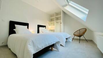 4 slaapkamers, een bureau, een strijkplank/strijkijzer, reisbedje