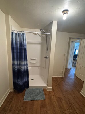 Ducha, toallas, jabón y papel higiénico