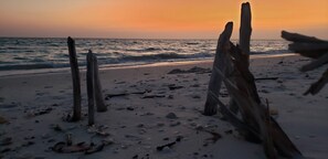 Chaises longues, serviettes de plage
