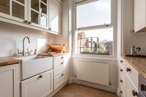 Diskmaskin, kaffe- och tebryggare och brödrost