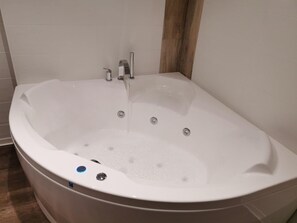 Shower, jetted bath, hair dryer, towels