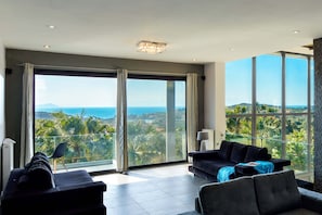 Villa | Wohnbereich | 52-Zoll-Flachbildfernseher mit Satellitenempfang, Fernseher, Kamin