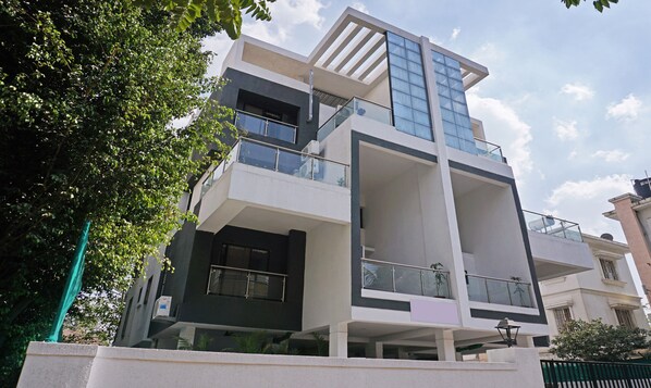 Un edificio moderno de varios pisos con balcones y ventanas amplias.