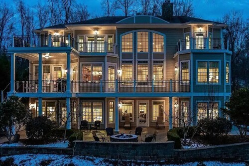 Lake Daze - Incredible 8 Bedroom Lake Gaston 5-star 
Boat included in rental