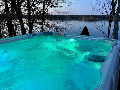 Lake Daze - Incredible 8 Bedroom Lake Gaston 5-star property