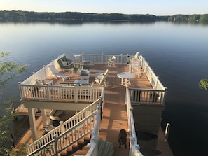 Ein Deck mit Gartenmöbeln und einem Pool auf einem Boot.