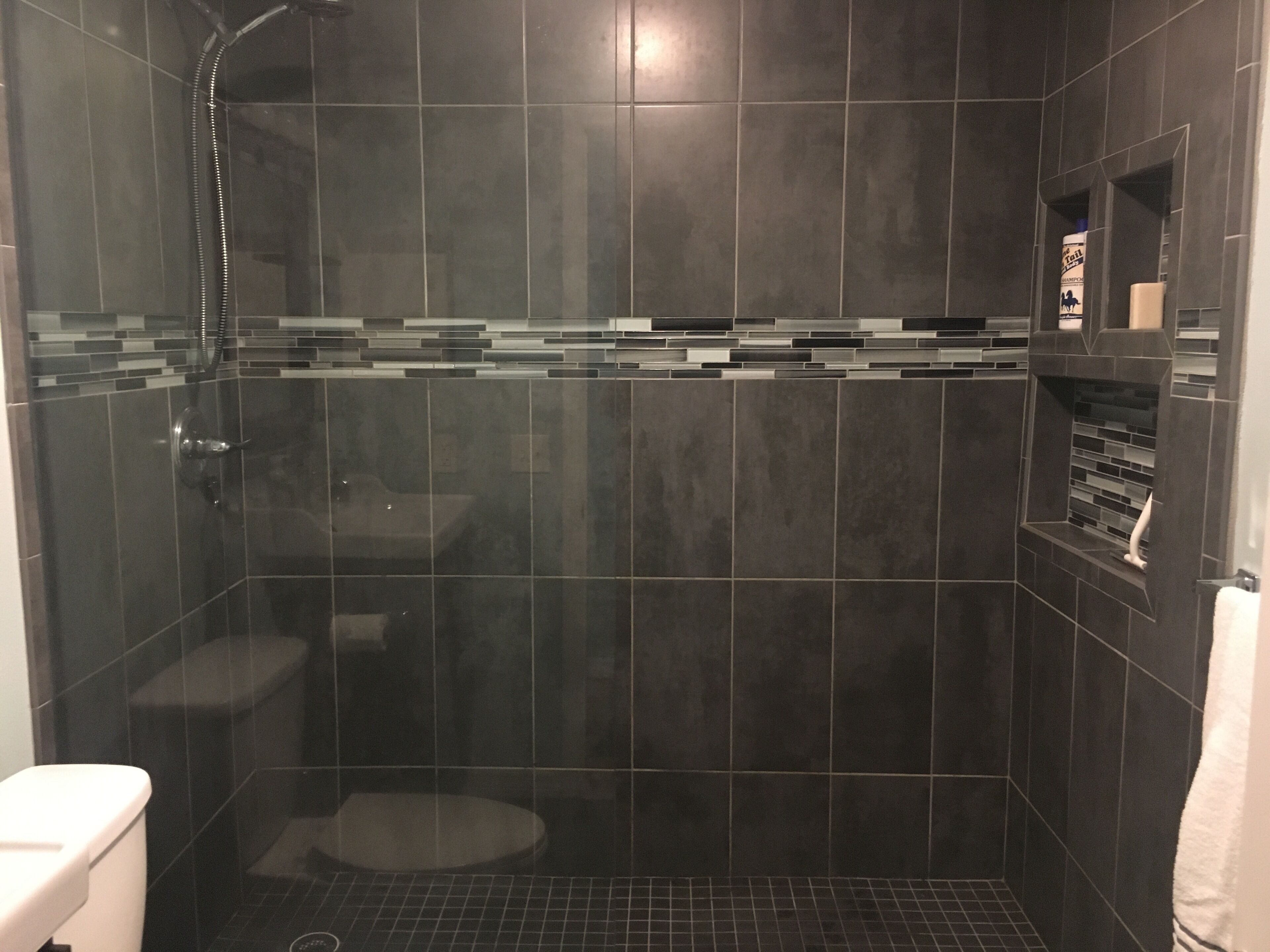 Douche, serviettes fournies, savon, shampoing