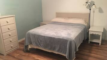 2 slaapkamers, een bureau, een strijkplank/strijkijzer, gratis wifi