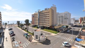 Hotel com vários andares, estacionamento e vista para o mar.
