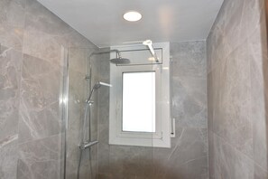Bathroom - Charming apartment for rent in Roses, Costa Brava, just 50 meters from Santa Margarita beach. Capacity for 4 people, with sea views. (Roses)