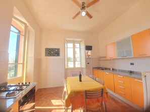 Kühlschrank, Ofen, Herdplatte, Wasserkocher mit Kaffee-/Teezubehör