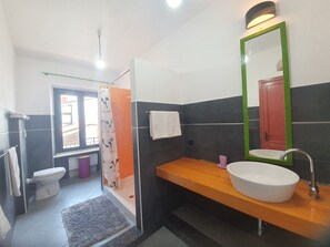 Dusche, Haartrockner, Bidet, Handtücher