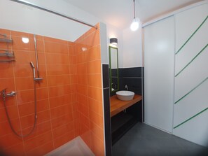 Dusche, Haartrockner, Bidet, Handtücher