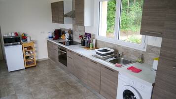 Een koelkast, een magnetron, een oven, een kookplaat