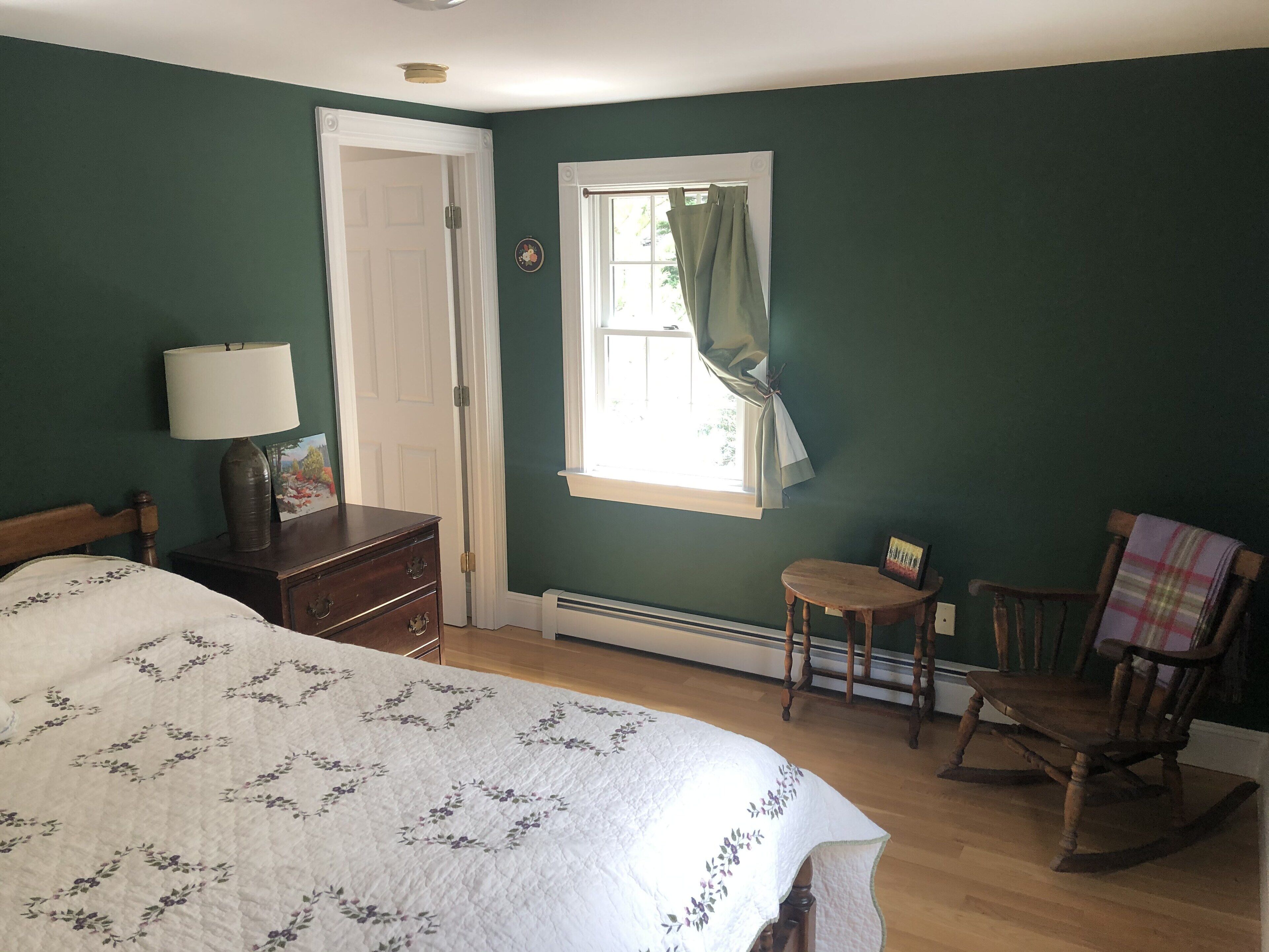 Green room with double bed. Linens provided.