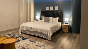 Room - *New* Huge!  Spacious 3 Bedroom in Oakland that sleeps 12! over 3000+ sq ft (Pittsburgh)