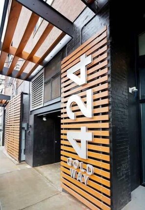 Exterior detail - *New* Huge! Spacious 3 Bedroom in Oakland that sleeps 12! over 3000+ sq ft (Pittsburgh)