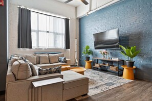 TV, offices - *New* Huge! Spacious 3 Bedroom in Oakland that sleeps 12! over 3000+ sq ft (Pittsburgh)