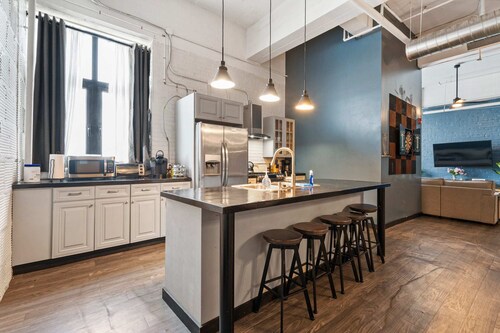 *New* Huge!  Spacious 3 Bedroom in Oakland that sleeps 12! over 3000+ sq ft