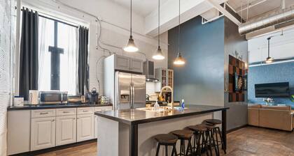 *New* Huge! Spacious 3 Bedroom in Oakland that sleeps 12! over 3000+ sq ft