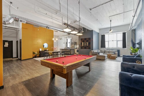 *New* Huge!  Spacious 3 Bedroom in Oakland that sleeps 12! over 3000+ sq ft