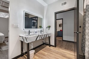 Badekar, hårføner, håndklær og såpe