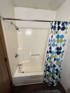 Bañera, secador de pelo y toallas