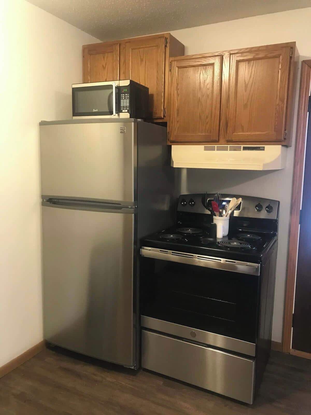 Fridge, microwave, oven, stovetop