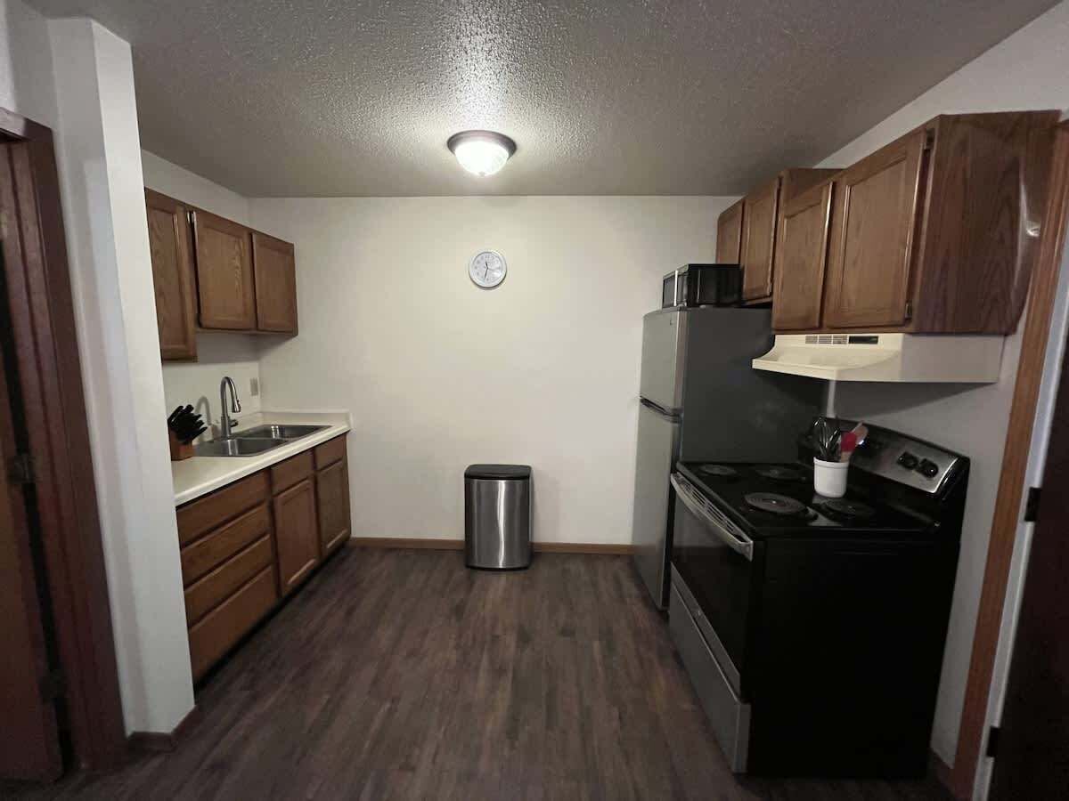 Réfrigérateur, four à micro-ondes, un four, surface de cuisson