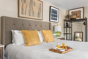 Bureau, fer et planche Ă repasser, accĂšs Internet