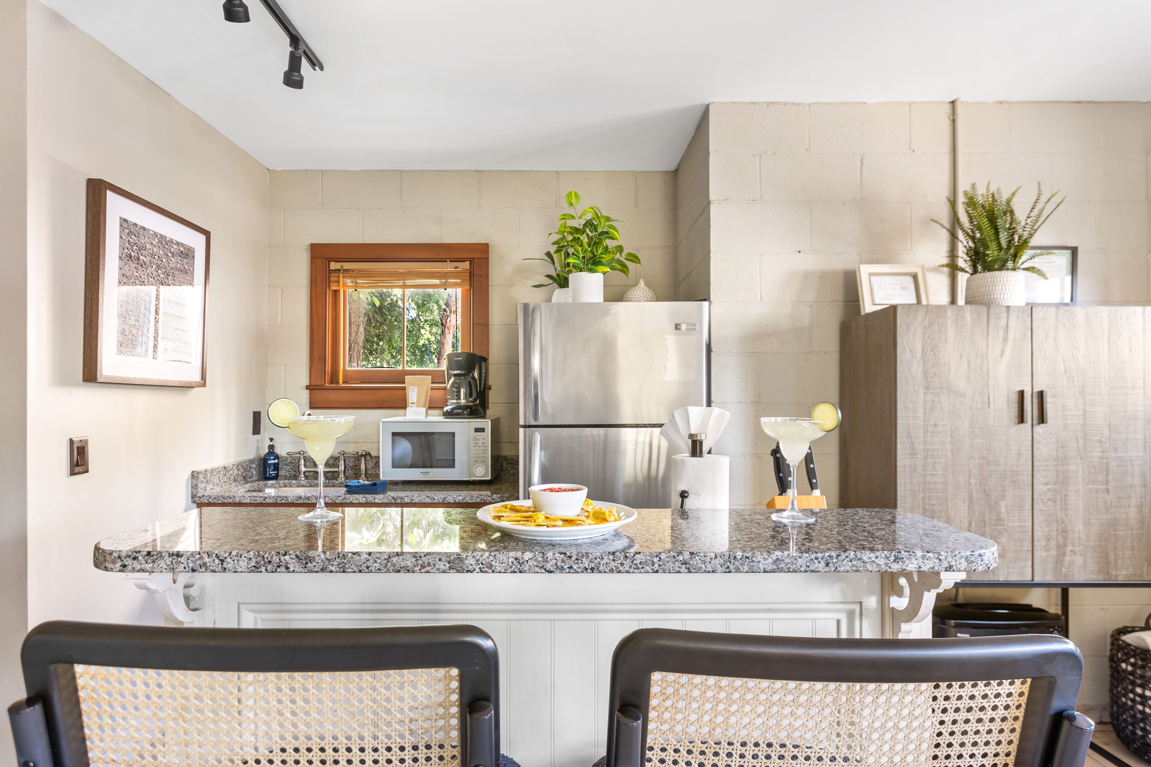 Kylskåp, mikrovågsugn, spishäll och kaffe- och tebryggare