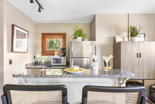 Réfrigérateur, micro-ondes, plaque de cuisson, cafetiÚre/bouilloire