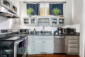 Refrigerador, microondas, horno y parrilla de estufa 