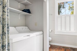 Sèche-cheveux, savon, shampoing, papier toilette