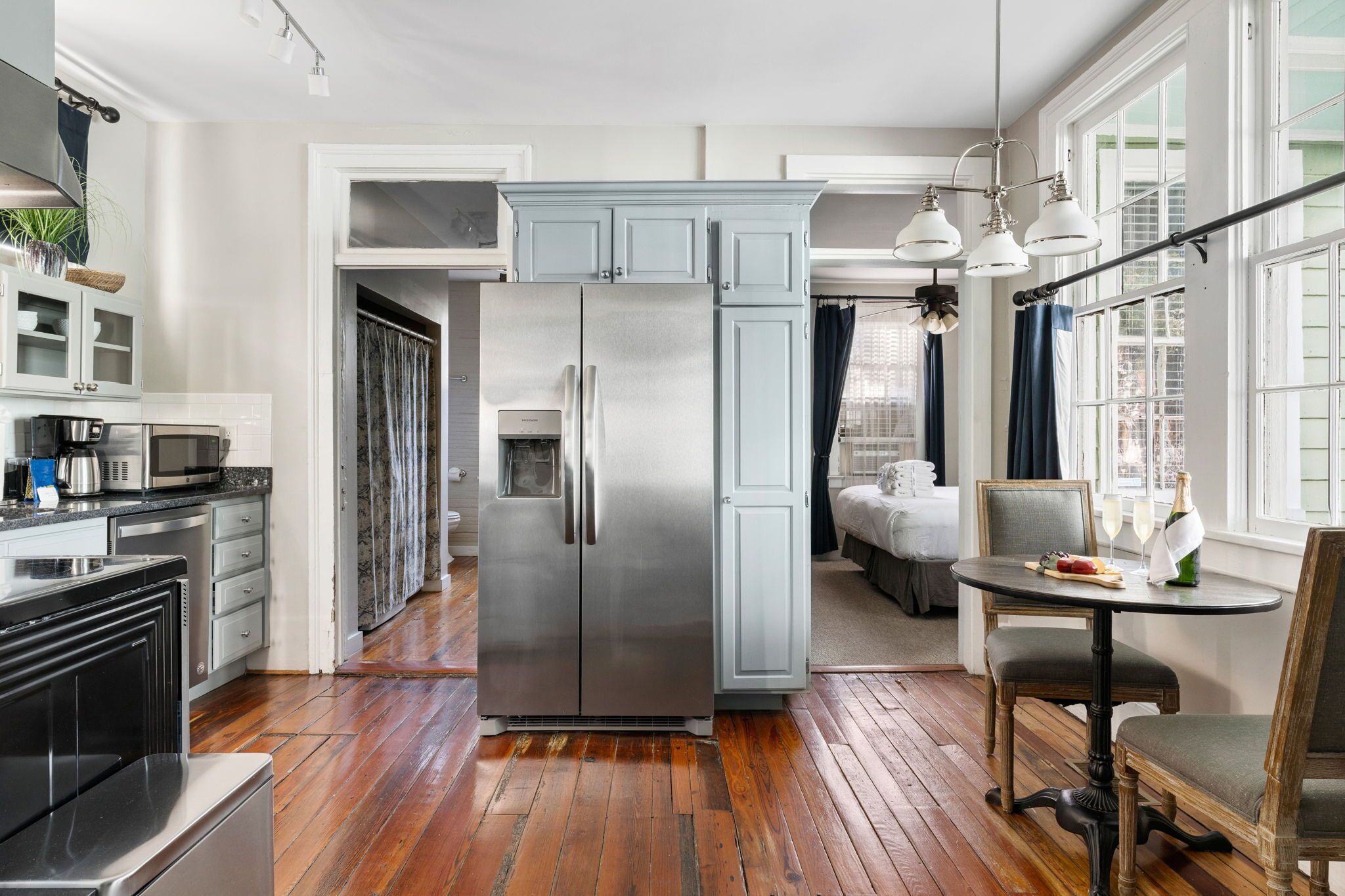 Refrigerador, microondas, horno y parrilla de estufa 