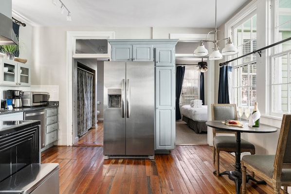 Fridge, microwave, oven, stovetop - Lewis Court-A | Great Neighborhood Restaurants! (Charleston)