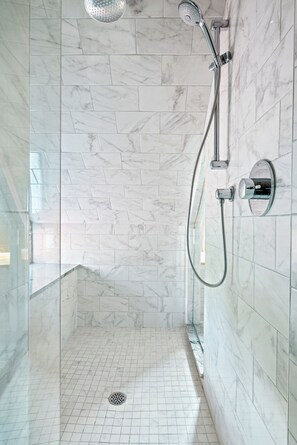 Secadora de cabello, jabón, shampoo, papel de baño 