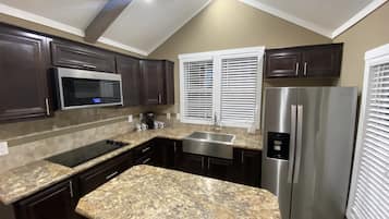 Een magnetron, een koffiezetapparaat/waterkoker