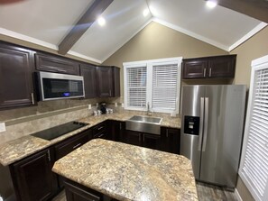 Four à micro-ondes, cafetière-théière, vaisselle et ustensiles