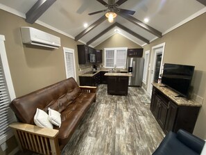 TV - New Tiny Home 3 Miles to Aggieland Campus!!! (College Station)