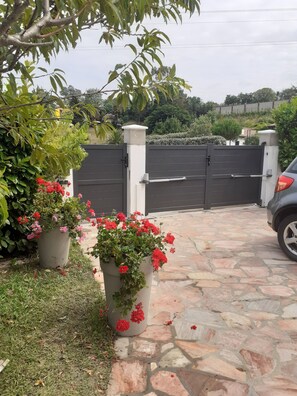 Property grounds - Charming Basque house with jacuzzi, close to the ocean (Saint-Jean-de-Luz)