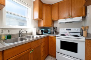 Frigorifero, microonde, forno, piano cottura