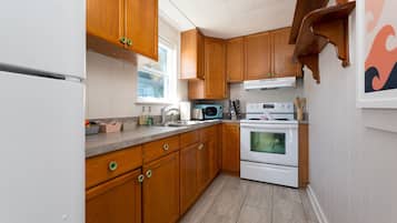 Een koelkast, een magnetron, een oven, een kookplaat