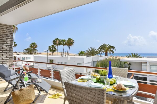 Outdoor dining - Apartment Charca CM18 by VillaGranCanaria (Maspalomas)