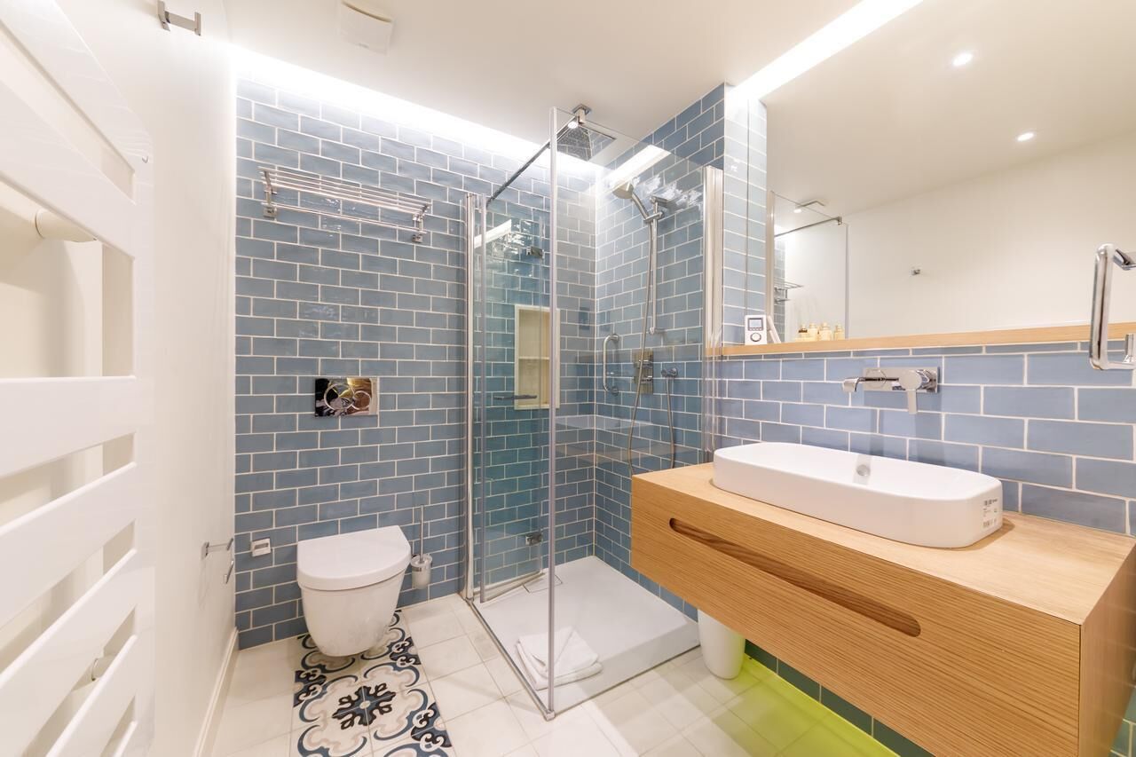Apartment, 1 Bedroom | Bathroom | Shower, free toiletries, hair dryer, towels